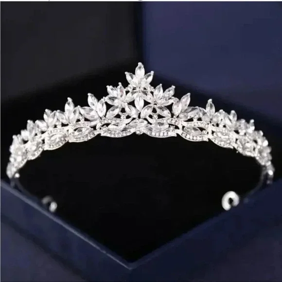 Crystal Wedding Rhinestone Tiara - Picture 2 of 9